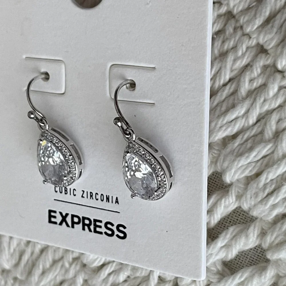 🌺 SOLD 🌺 NWT Silver Faux Diamond Earrings - Picture 5 of 7